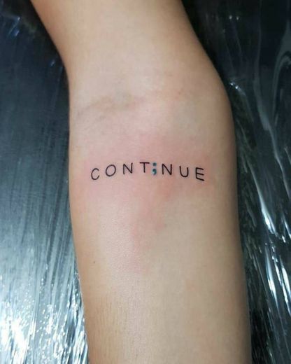 tatuagem escrito "continue" <3