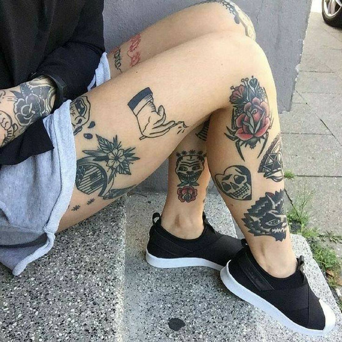 Moda tatuagens na perna <3