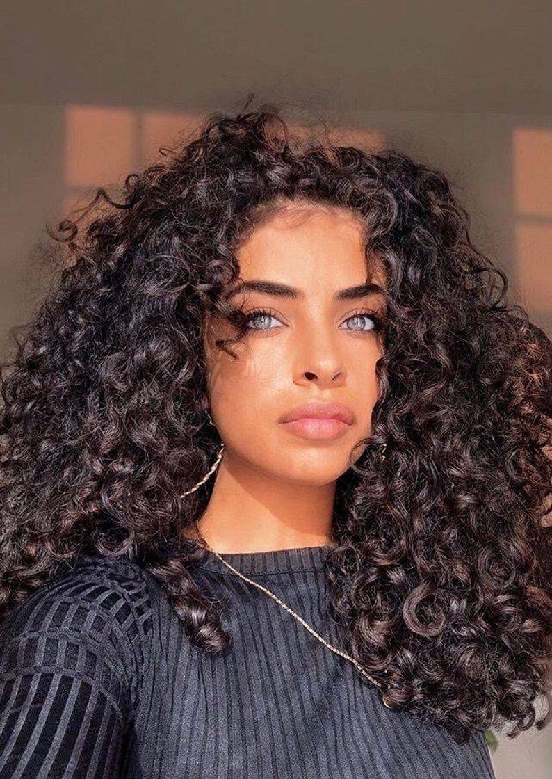 Moda Beautiful eyes & curls 🖤