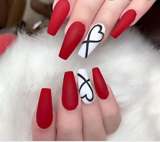 Unhas vermelhas com branco 