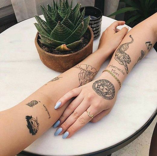 Tatuagem na mão e nos braços 
