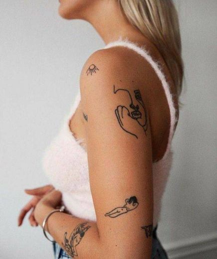 Tatuagem nos braços delicadas feminina