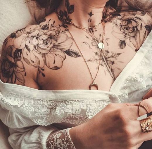 Tatuagem no peito feminina e delicada 