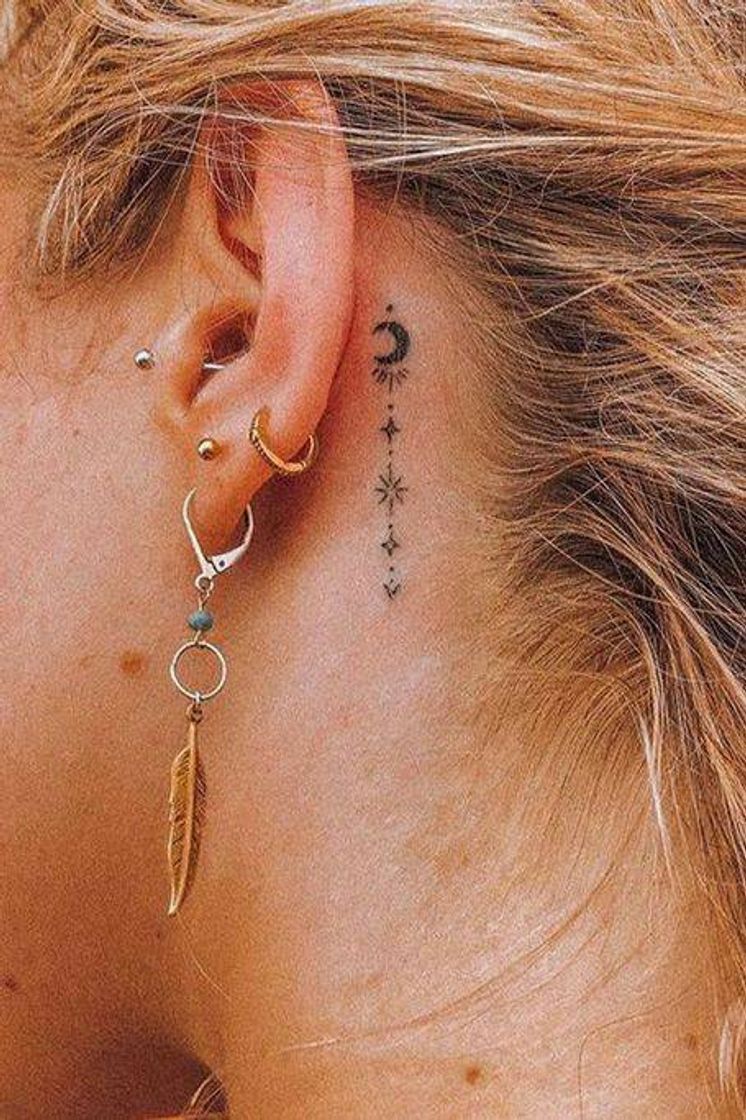 Moda Tatuagem lua atrás da orelha