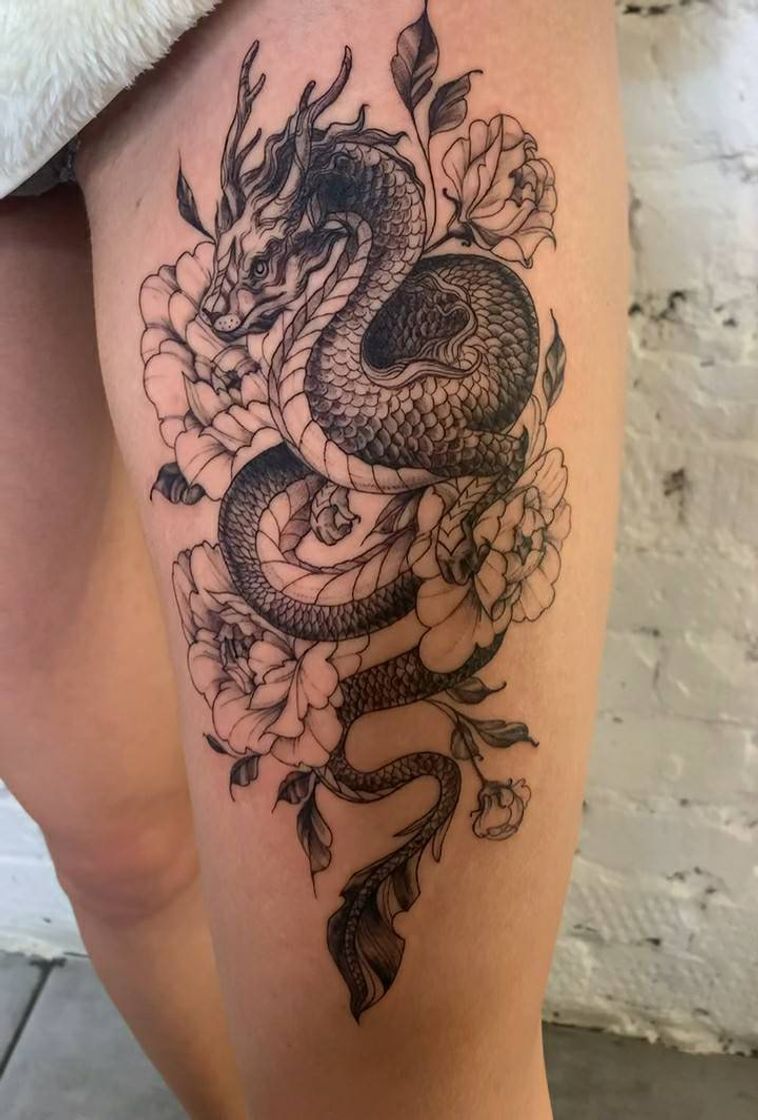 Moda Tatuagem dragão com rosa