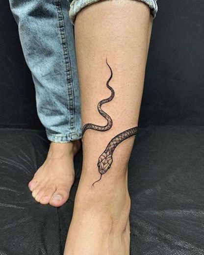 Tatuagem de cobra na perna