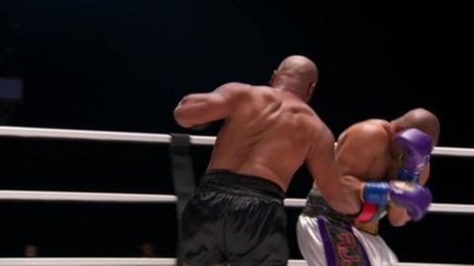 Mike Tyson domina luta contra Roy Jones Jr