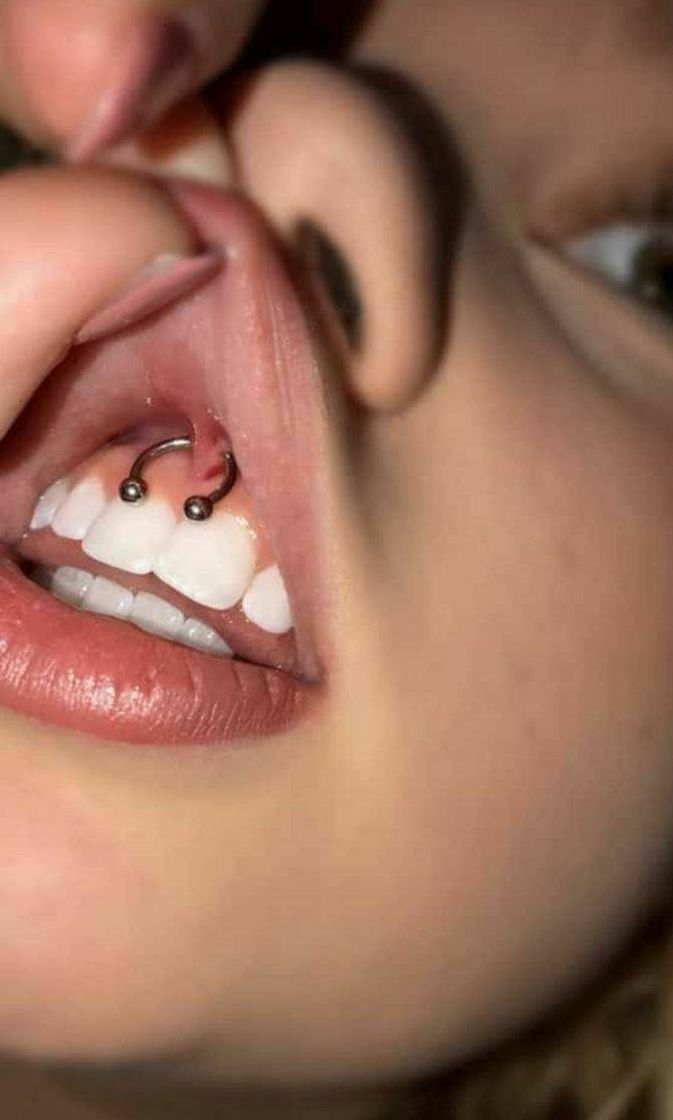 Fashion piercing no labio