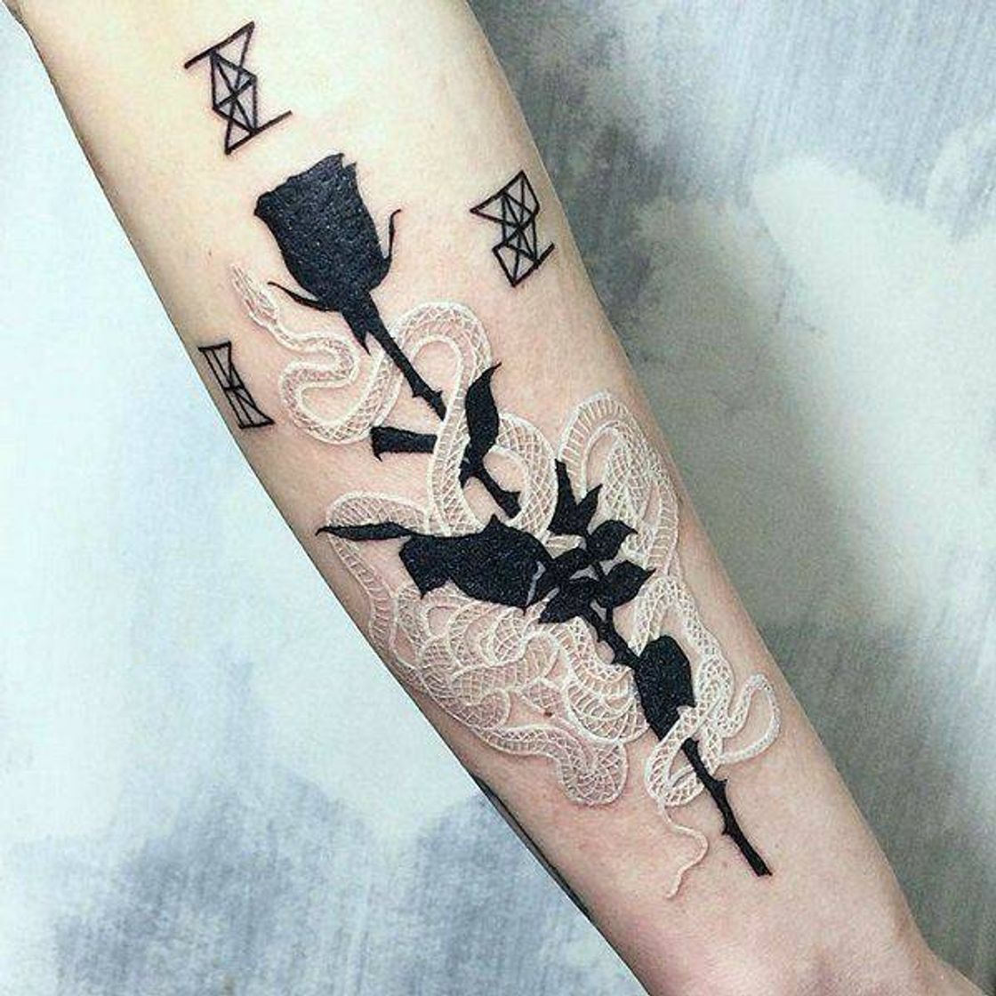 Fashion Tatuagem de cobra com uma rosa