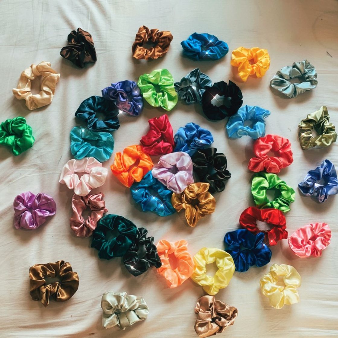 Social Scrunchies de cetim artesanais 