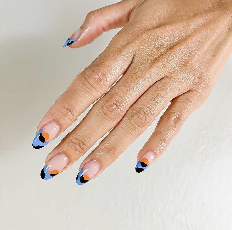 Fashion unhas decoradas azul, mostarda e preto.