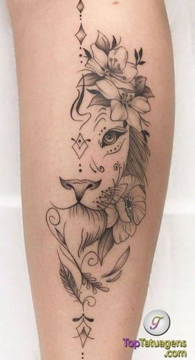 Tattoo feminina leão