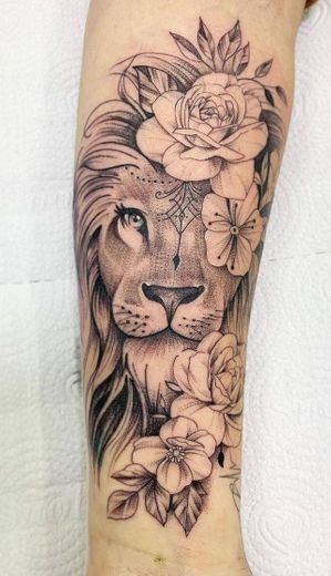 Tattoo feminina leão