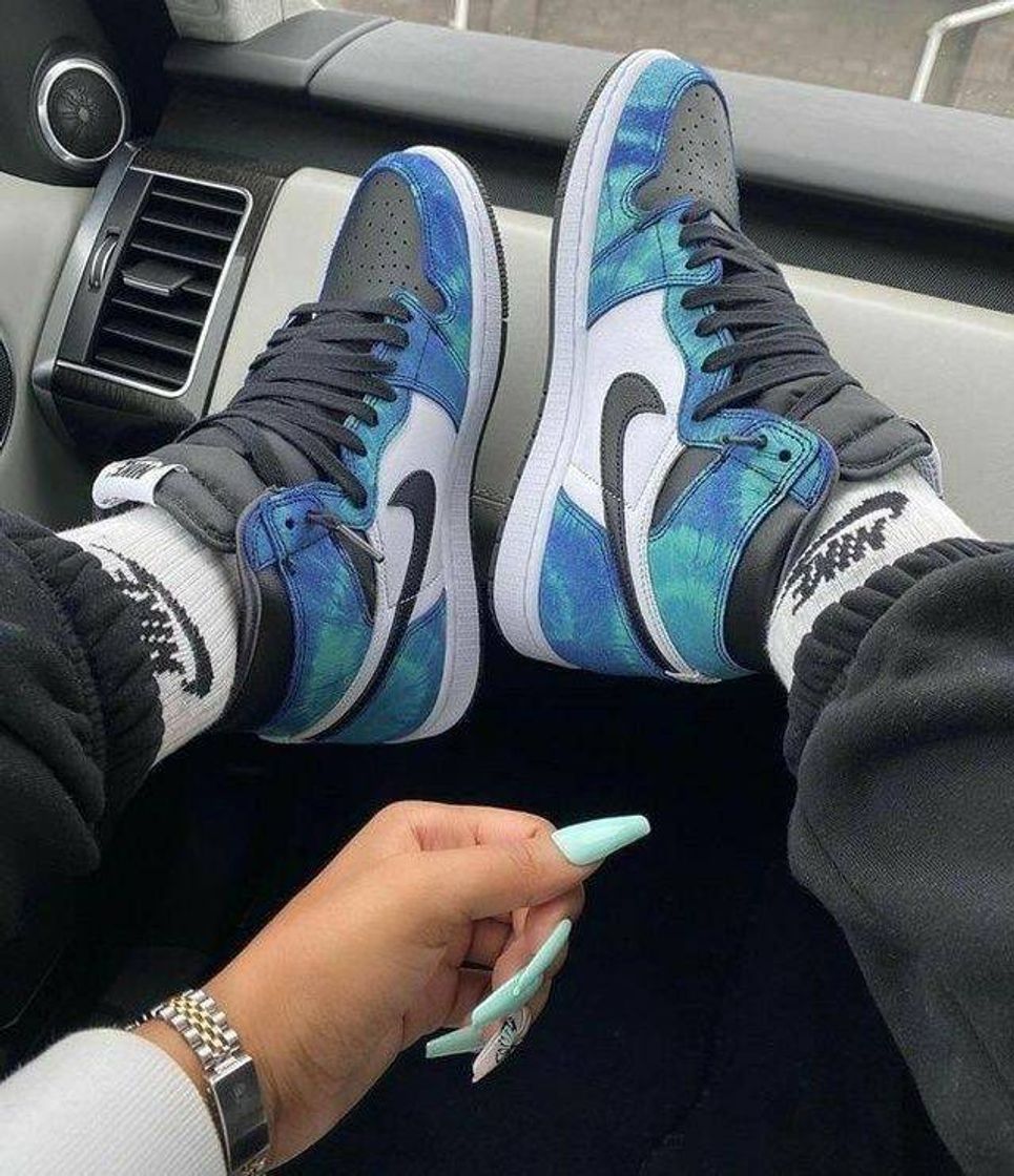 Tênis Jordan azul tie dye