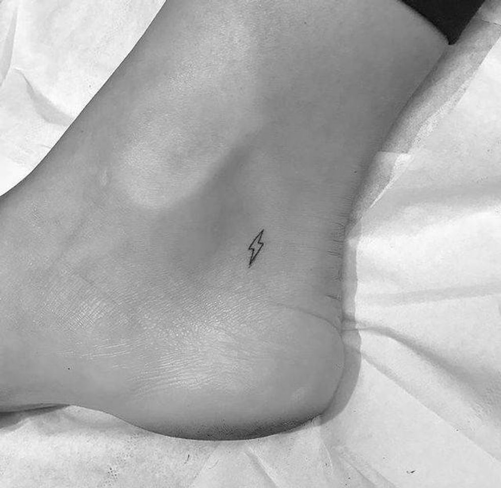 Moda minimalist tattoo