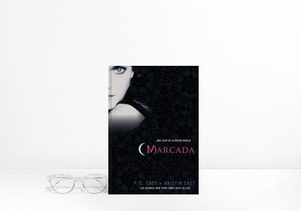 Book Marcada: Una Casa de La Noche Novela