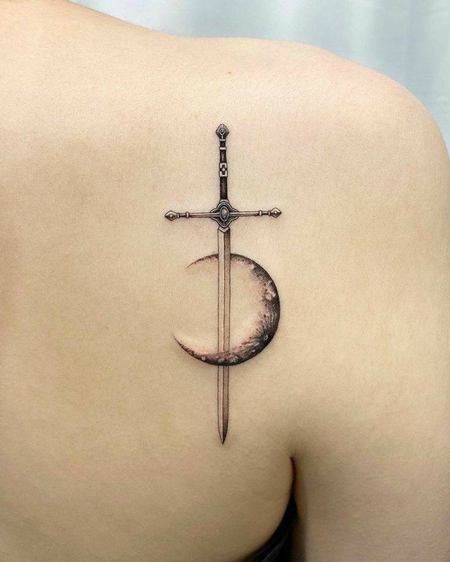 Social Tatto de lua com espada