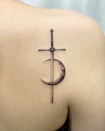 Tatto de lua com espada