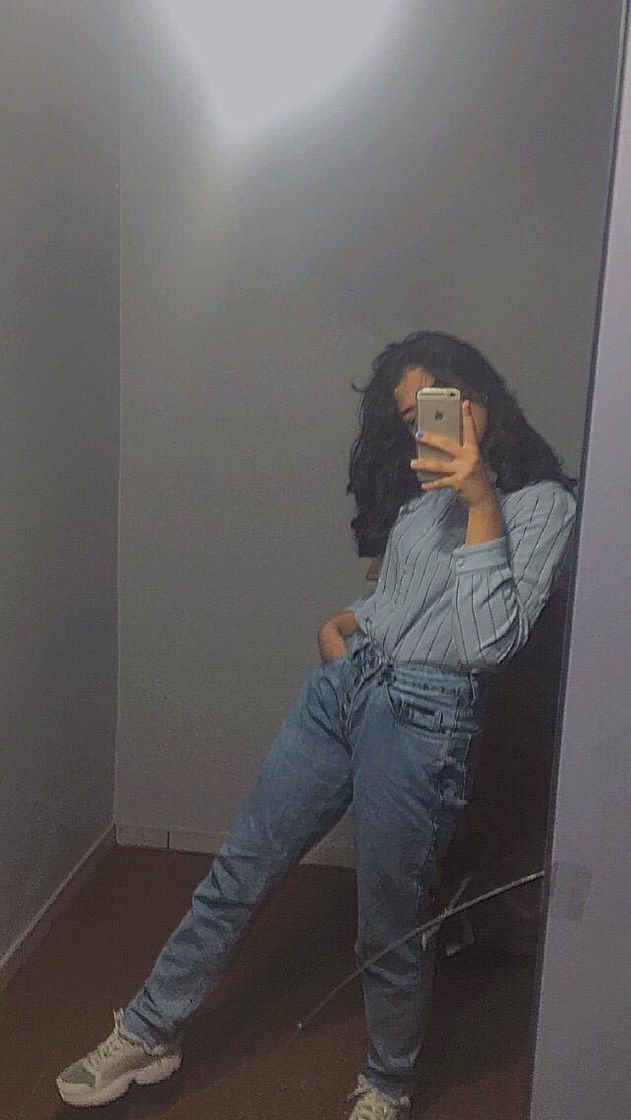 Social Camisa Social listrada, calça mon e tênis FILA branco