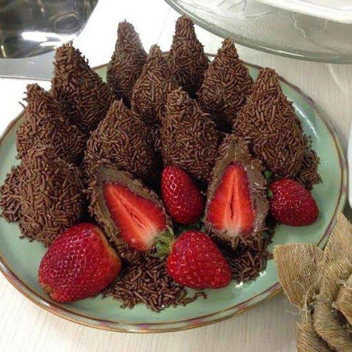 Moda Coxinha de chocolate com recheio de morango