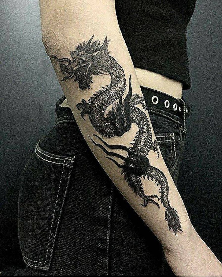 Fashion Tatuagem Dragão no braço.