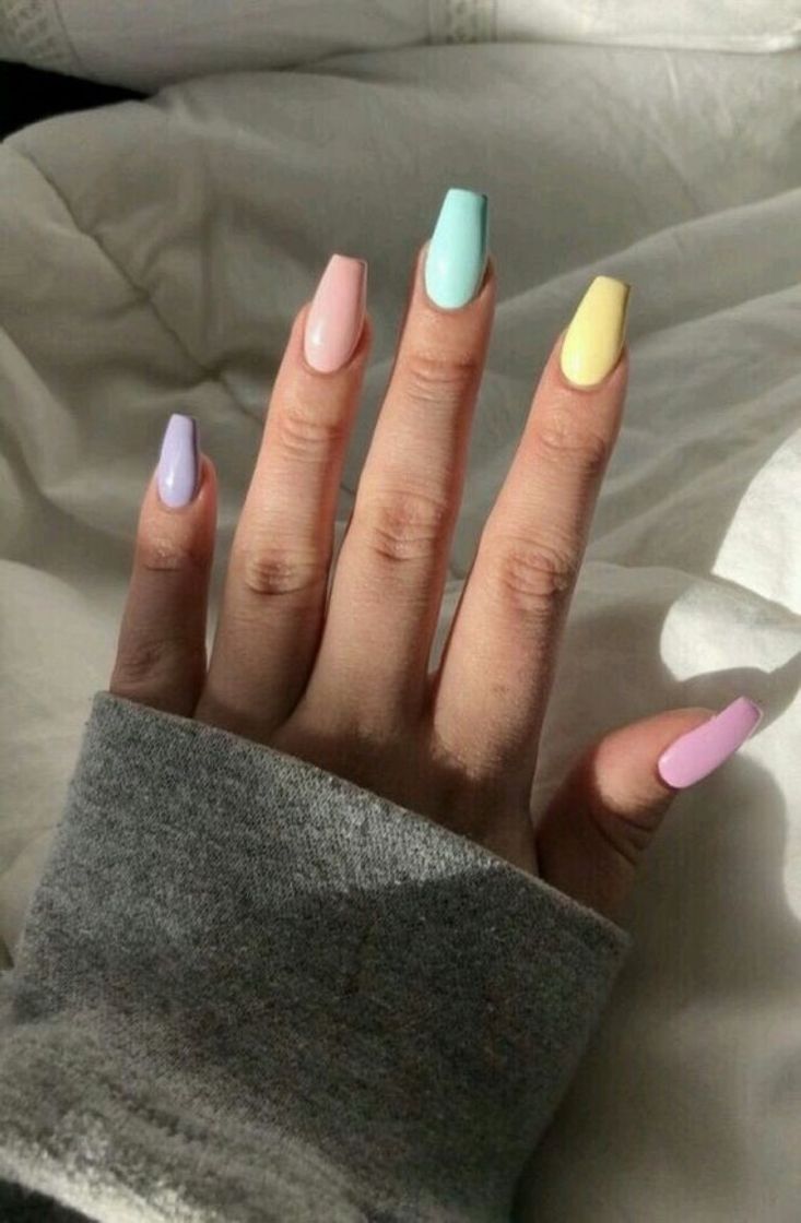 Moda unhas tons pastéis coloridas 