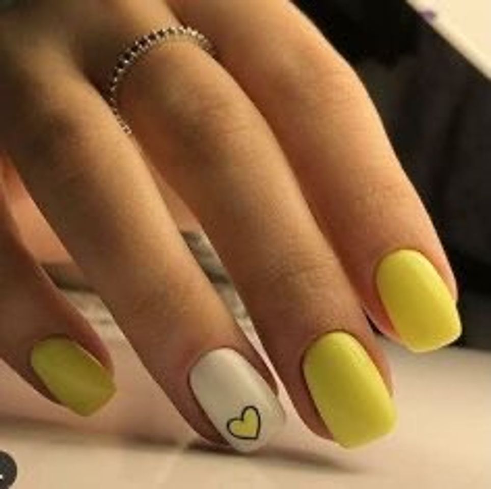 Moda unhas amarelas simples 