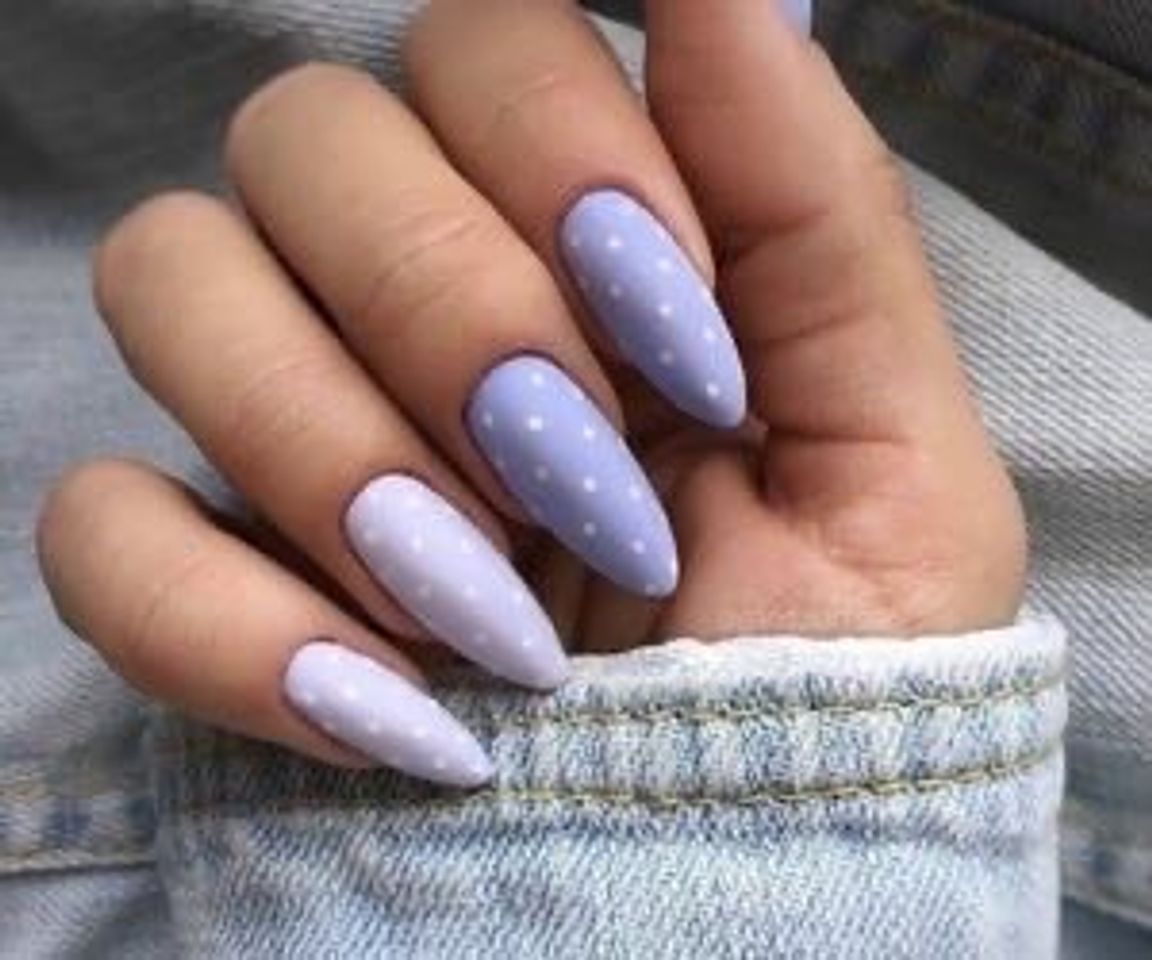 Moda unhas lilás com pontinhos 💜