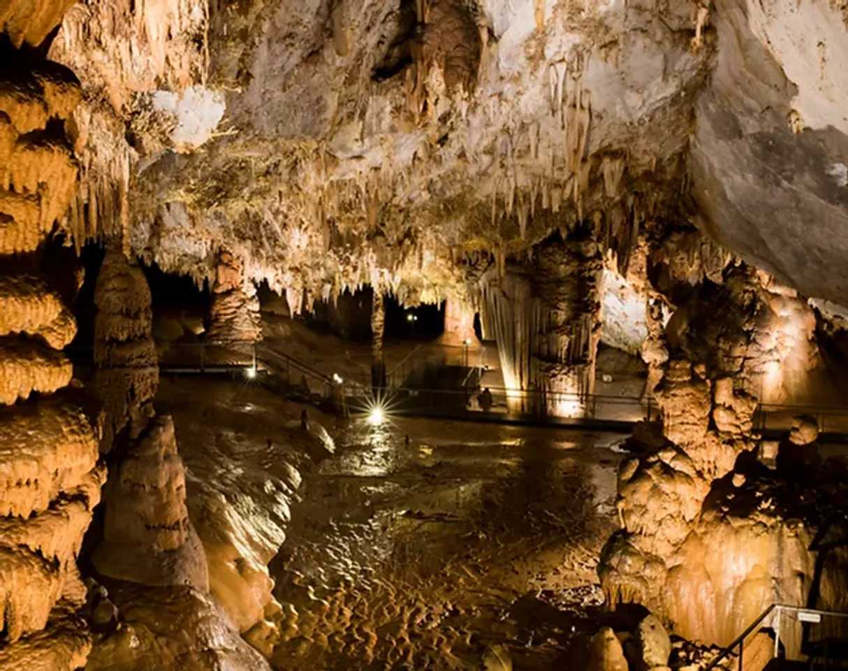 Places Pozalagua Cuevas