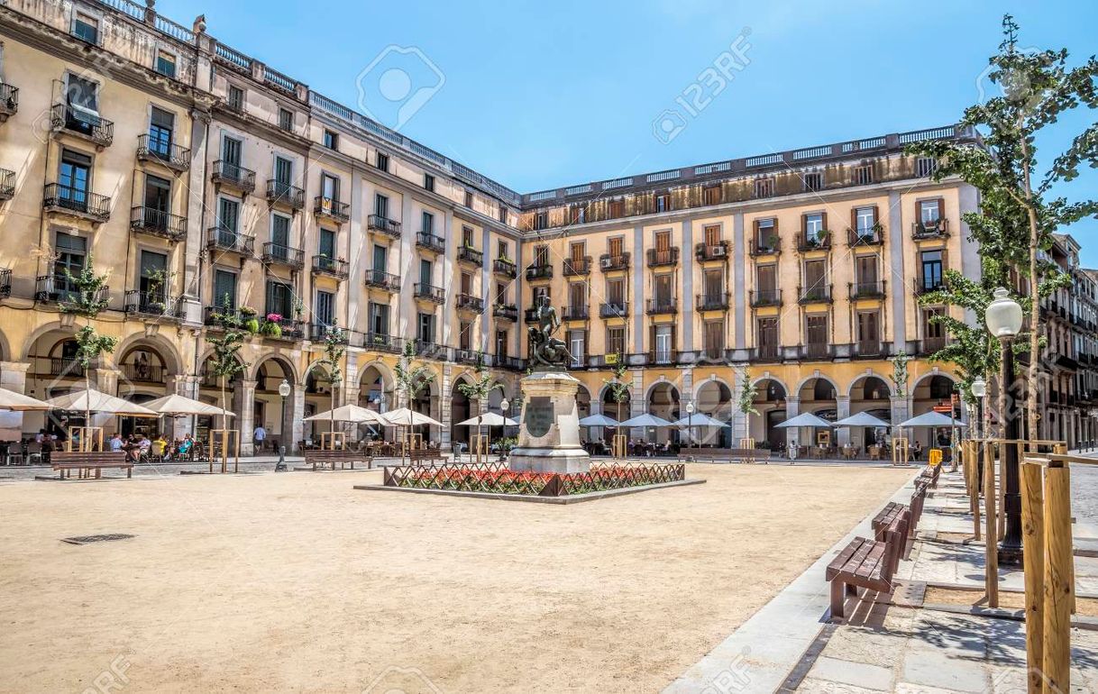 Place Plaça de la Independència