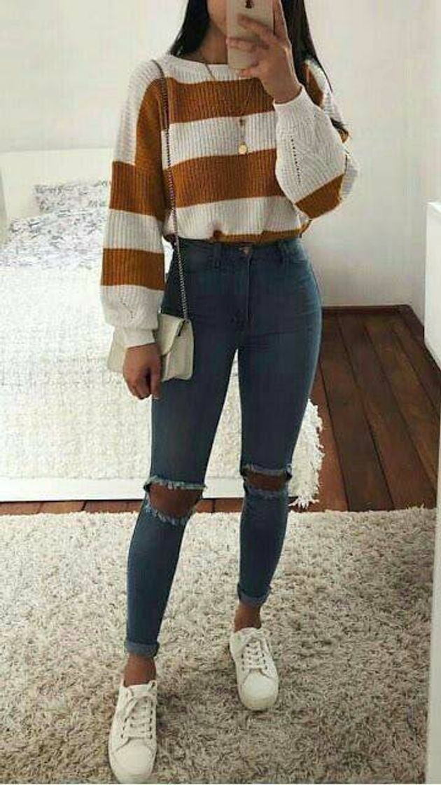 Social Look com calça rasgada e blusa de crochê 