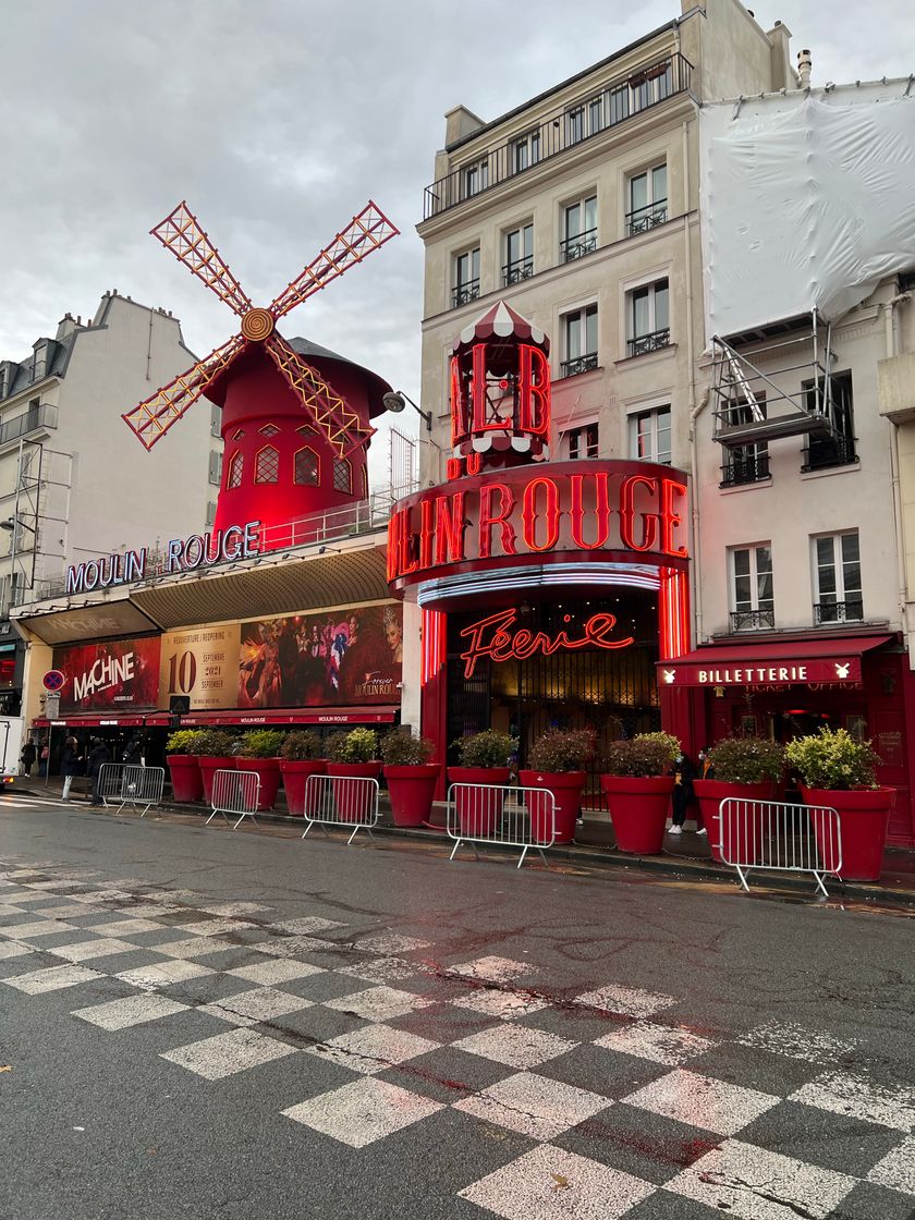 Place Moulin Rouge