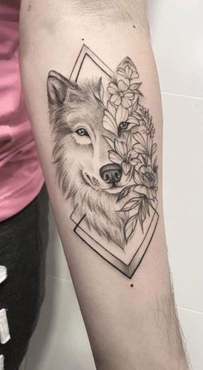 Tatuagem com traço delicado desenho de um lobo 