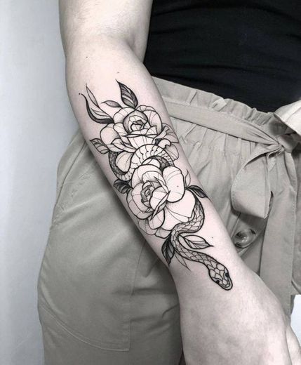 tatuagem feminina antebraço |  cobra com flores