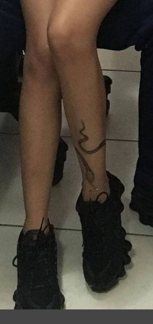 Moda tatto de cobra na perna