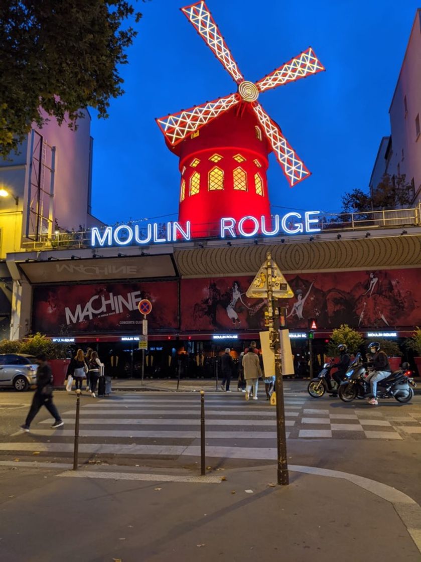 Place Moulin Rouge