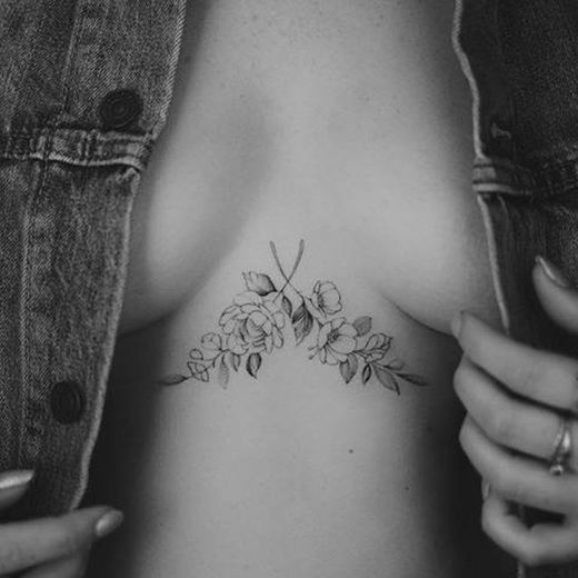Tatuagens entre os peitos