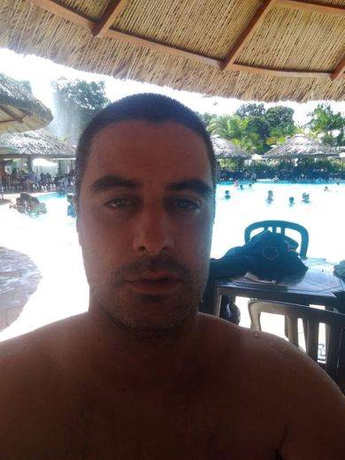 Hitalo Mottin na piscina