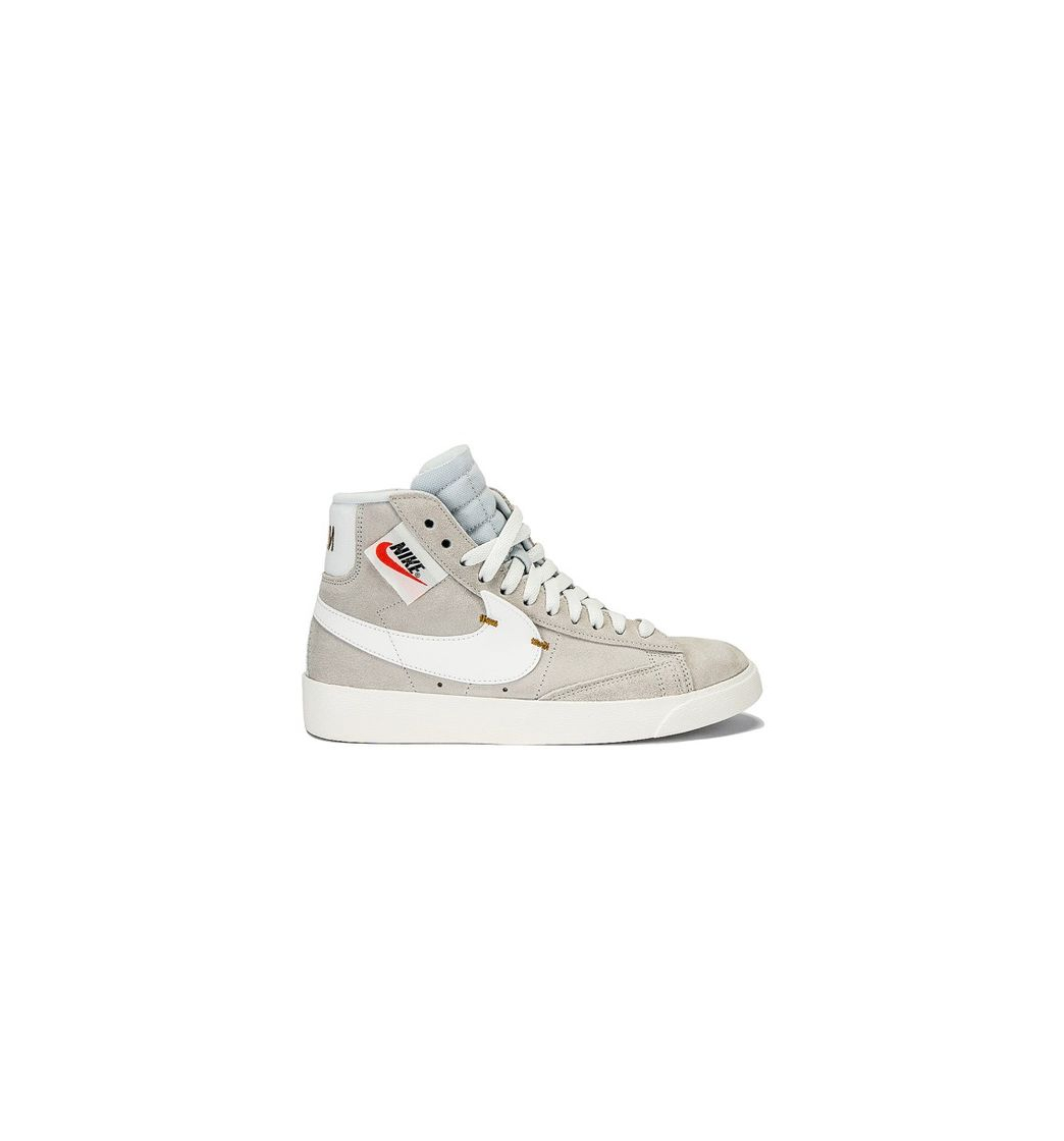 Moda Nike Blazer Mid Rebel Sneaker in Neutral