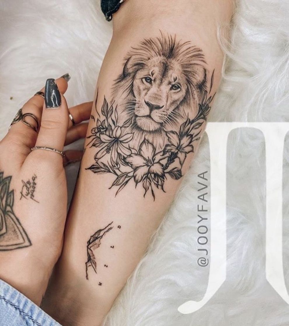 Fashion Tatuagem leão com flores