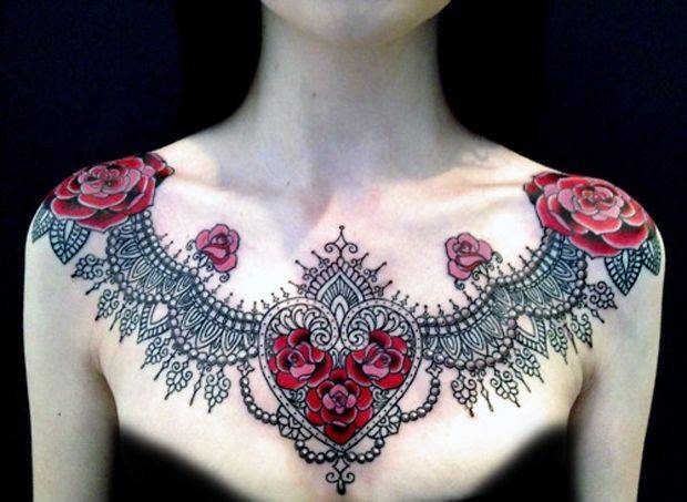 Moda Linda tattoo no busto feminina 