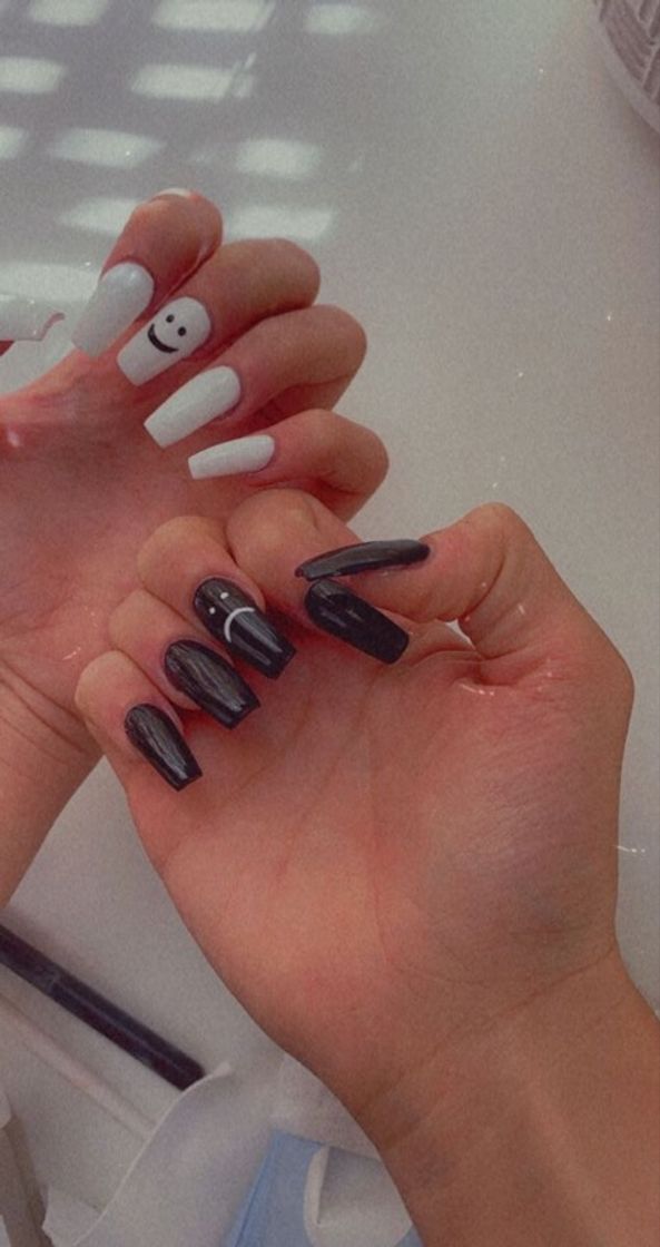 Moda Unhas black and White 