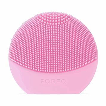 Belleza LUNA Play Plus de FOREO es el cepillo facial recargable de silicona