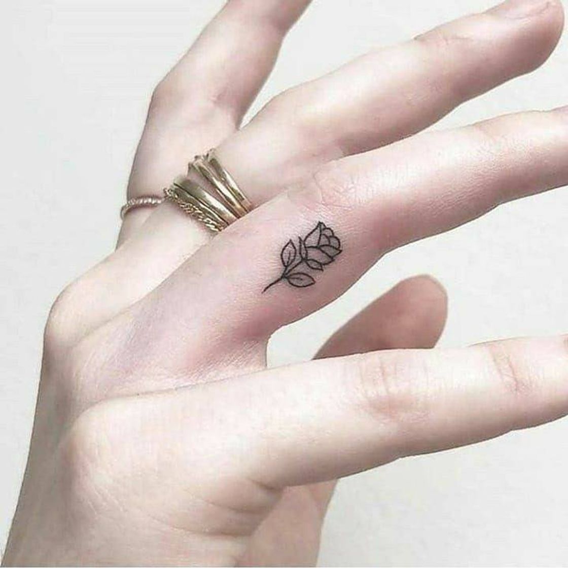 Moda Tatto de rosa no dedo