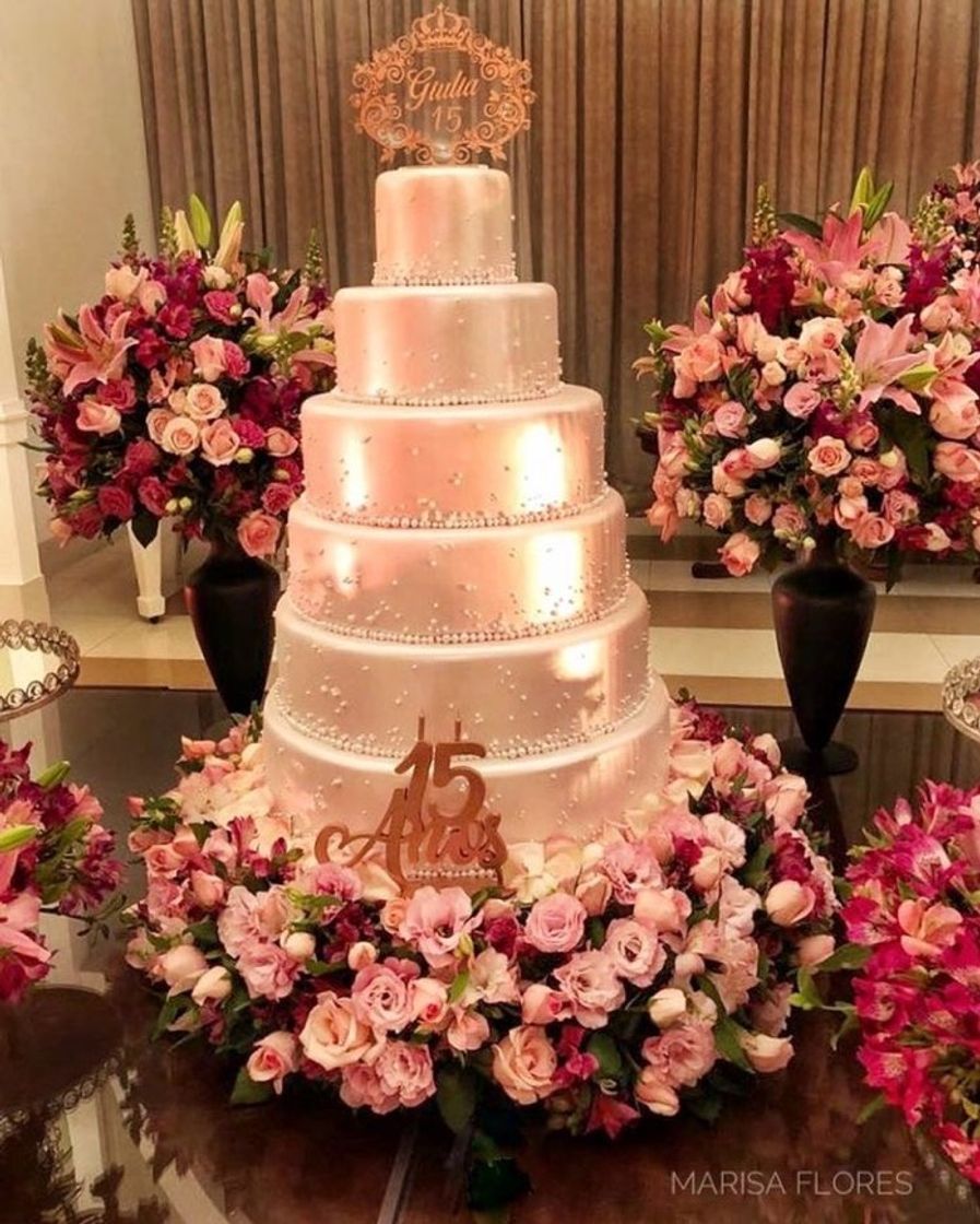 Social Bolo de 15 anos branco cetim com flores 
