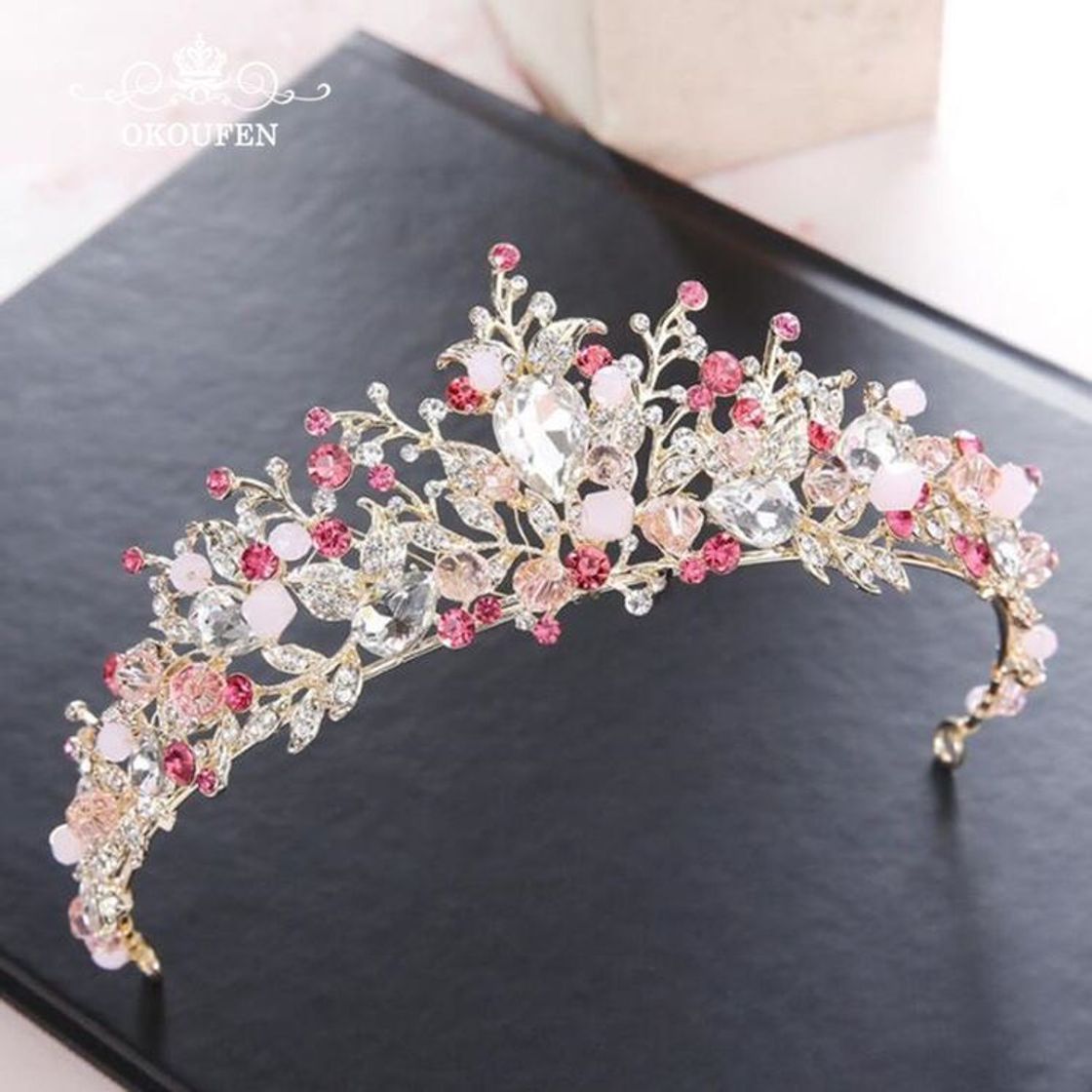 Social Coroa debutante com muitos detalhes pedrinhas rosas 