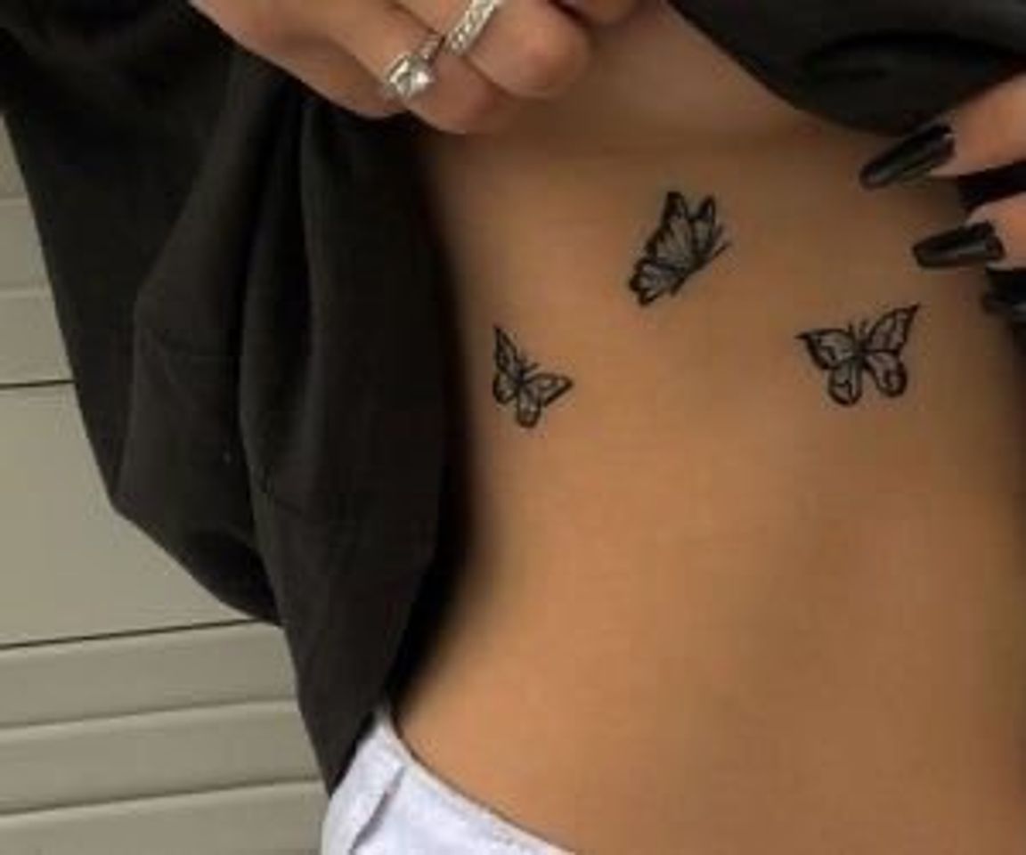 Social Tatuagem de borboletas debaixo do peito.