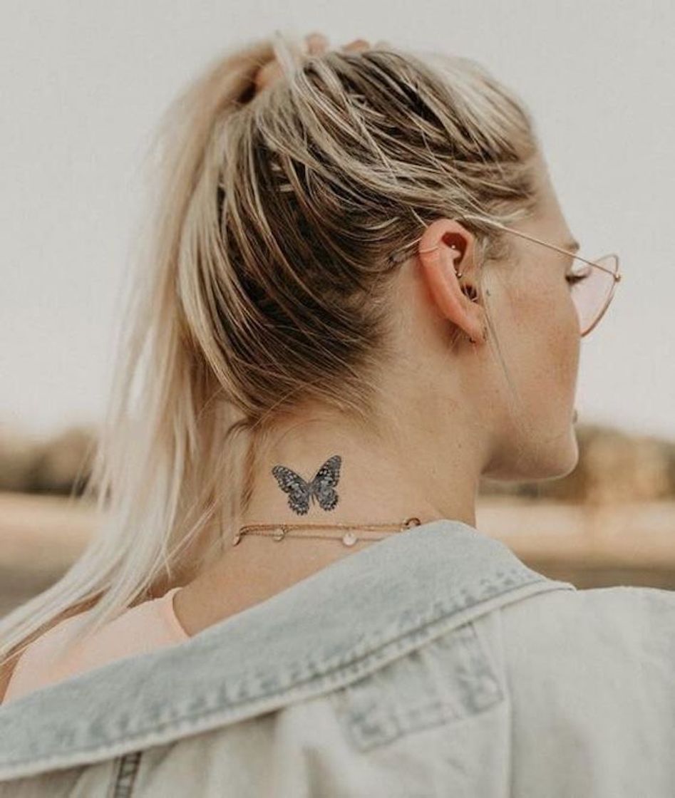 Social Tatuagem de borboleta encima no pescoço 