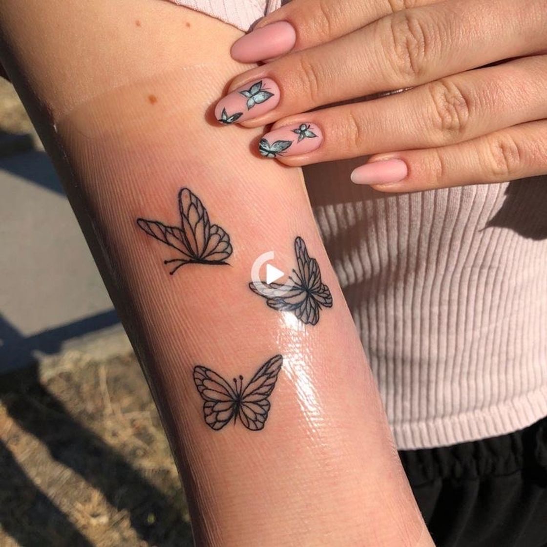 Social Tatuagem no braço com borboletas.