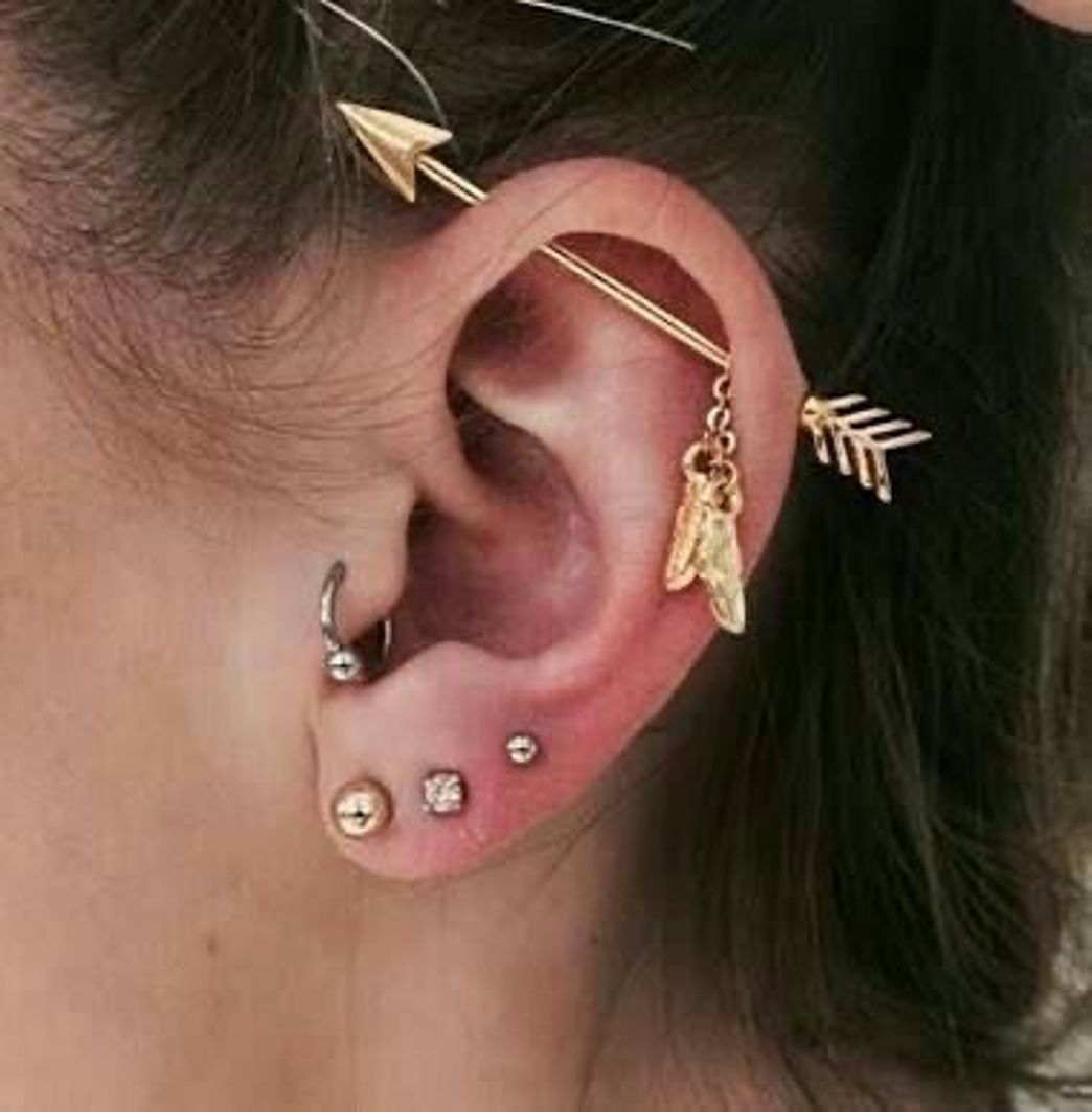 Social Piercings lindos variados na orelha.